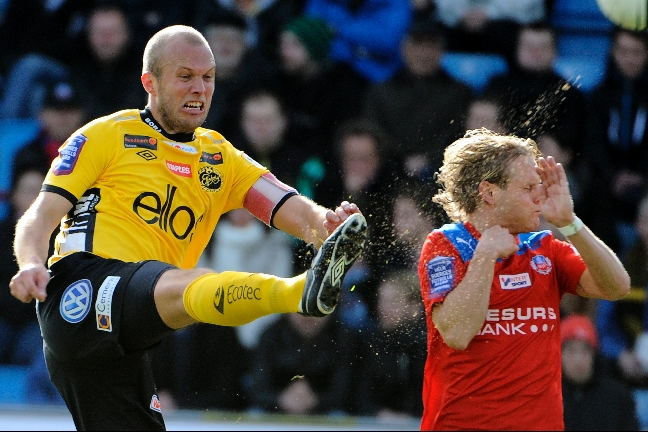Elfsborgs lagkapten, Martin Andersson, (t.v) rensar precis framför Erik Sundin. Elfsborgs lagkapten, Martin Andersson, (t.v) rensar precis framför Erik Sundin.