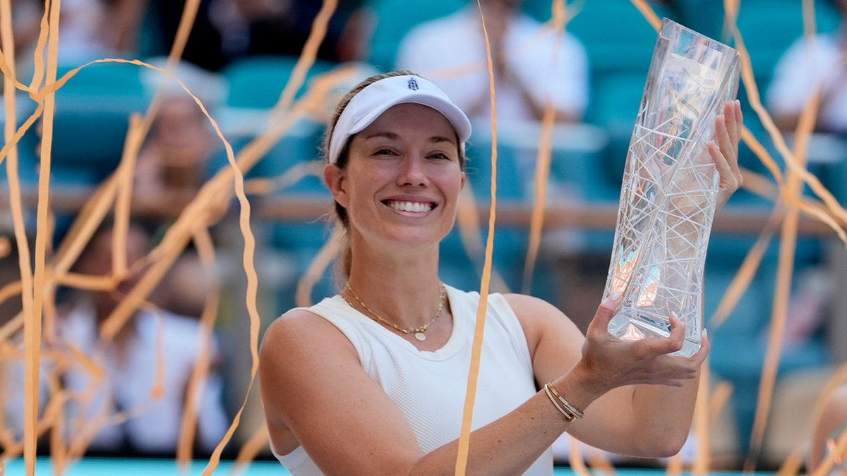 Danielle Collins med sin trofé efter att ha vunnit titeln i WTA-turneringen i Miami.