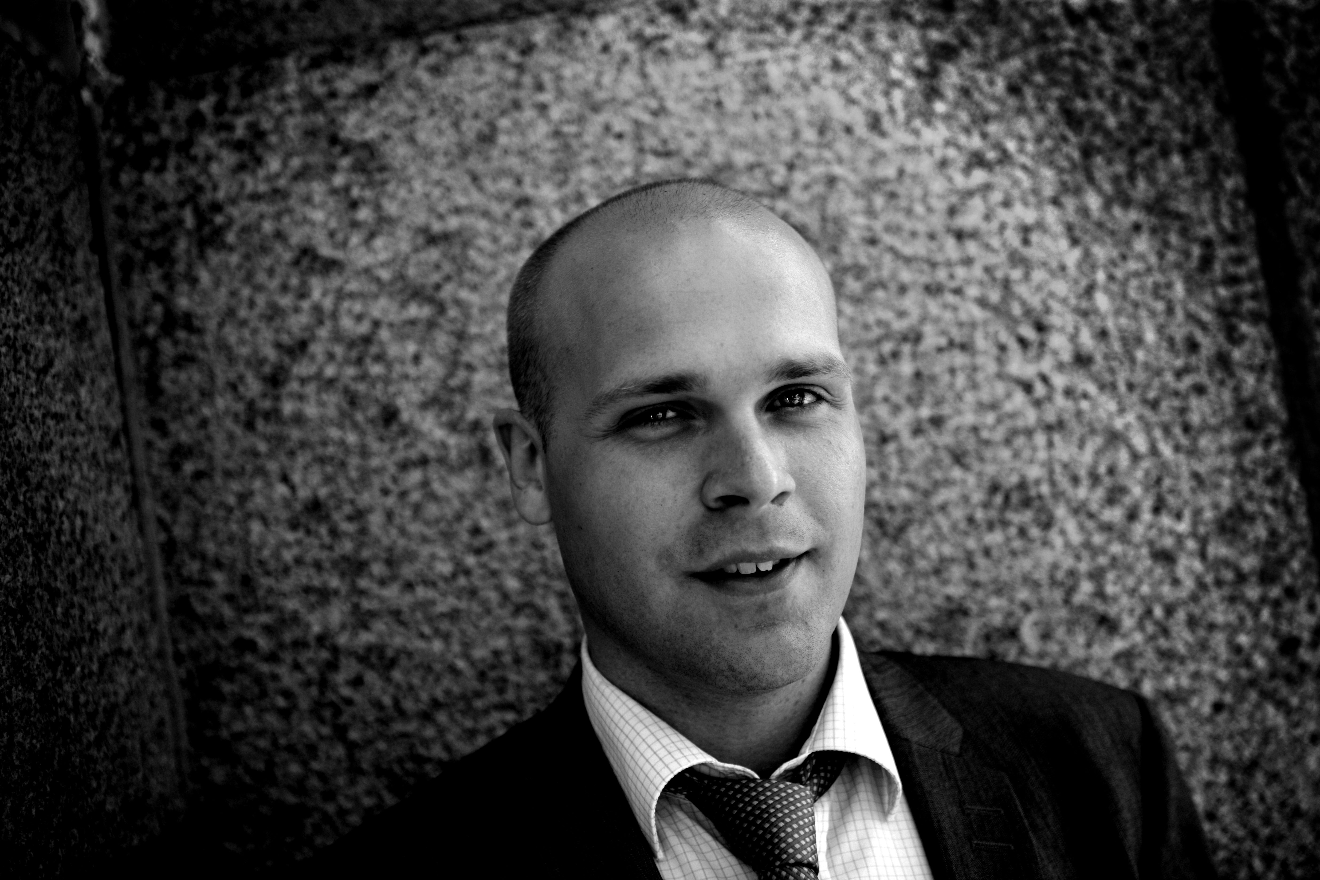 ... och Erik Almqvist hävdar att piratpartiet med sin politik främjar till exempel nätpedofilernas verksamhet. ... och Erik Almqvist hävdar att piratpartiet med sin politik främjar till exempel nätpedofilernas verksamhet.