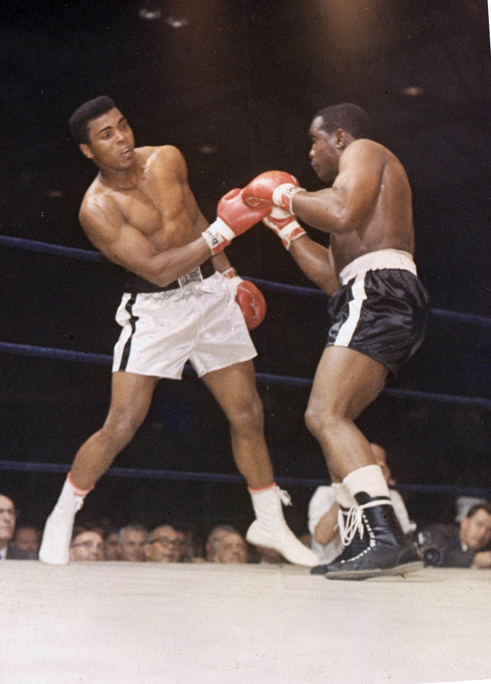 1965 möttes Ali och Liston i en returmatch. Ali vann på knockout redan i den första ronden. 1965 möttes Ali och Liston i en returmatch. Ali vann på knockout redan i den första ronden.
