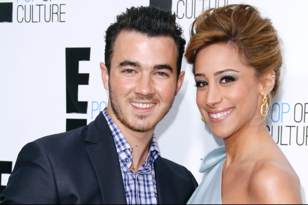 Kevin Jonas och frugan Danielle kommer att medverka i realityserien "Marries to Jonas". Frågan är hur länge till äktenskapet kommer att vara, med tanke på facit för andra kändisar som medverkat i realityserier med sina äkta makar. Kevin Jonas och frugan Danielle kommer att medverka i realityserien "Marries to Jonas". Frågan är hur länge till äktenskapet kommer att vara, med tanke på facit för andra kändisar som medverkat i realityserier med sina äkta makar.