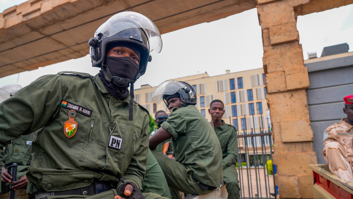 Poliser i Nigers huvudstad Niamey. Fotot är taget 21 augusti.