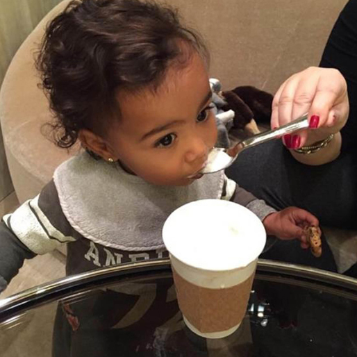 Sötchock! North West smakar varm choklad med grädde och en kaka till – för första gången!! Sötchock! North West smakar varm choklad med grädde och en kaka till – för första gången!!