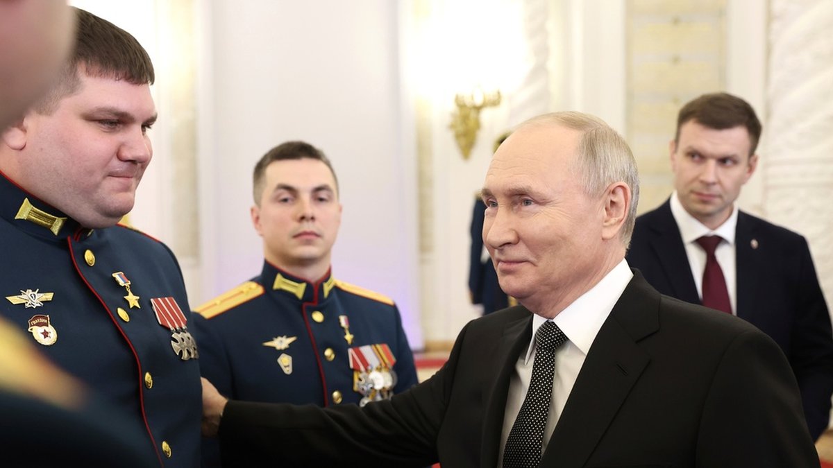 Rysslands president Vladimir Putin vill sitta ytterligare sex år vid makten, meddelade han på fredagen.