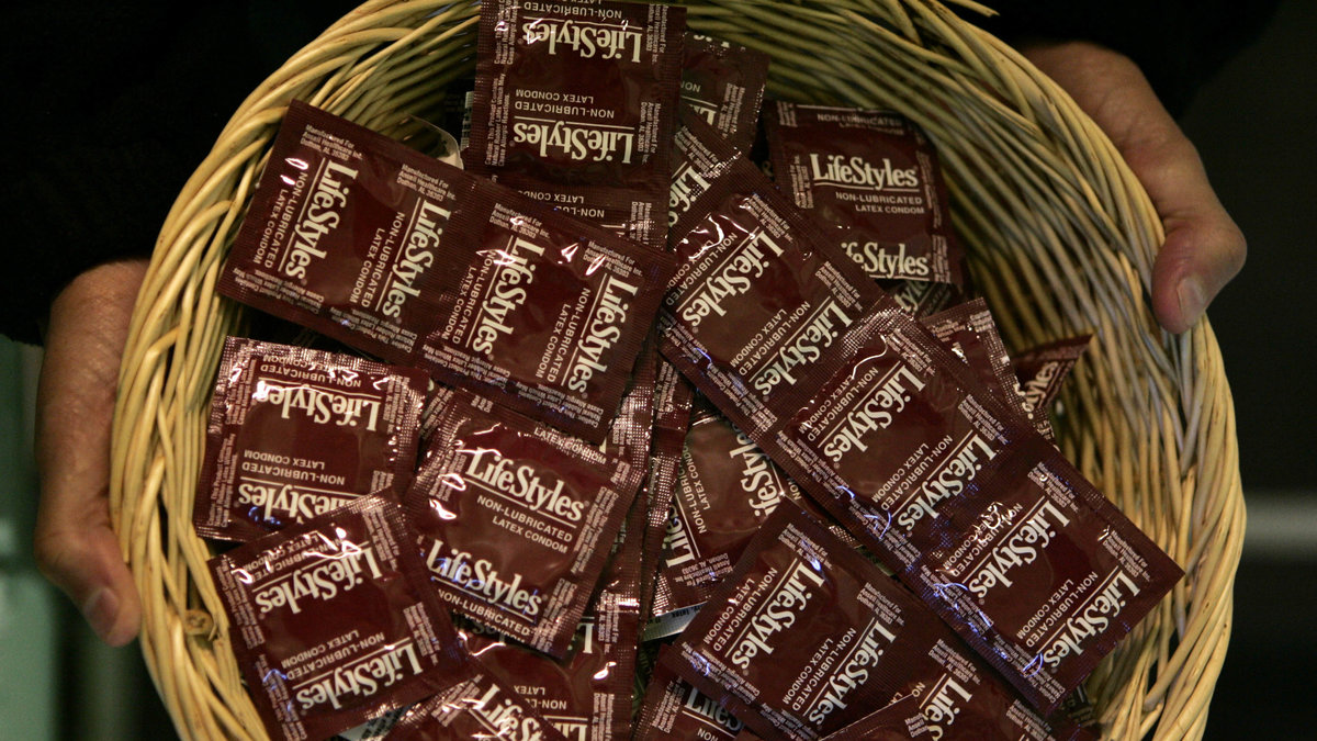 Butikschefen meddelar att hen hittat massvis av använda kondomer. 