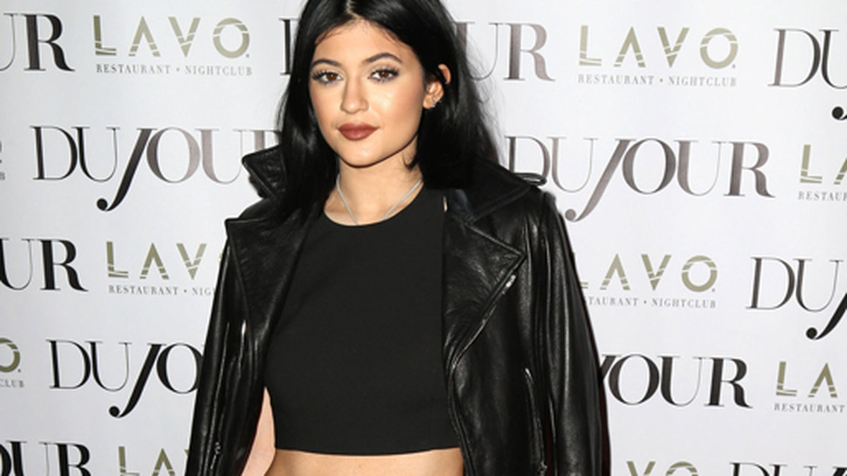 Kylie kör sin favoritkombo med magtröja och byxor på röda mattan i New York.