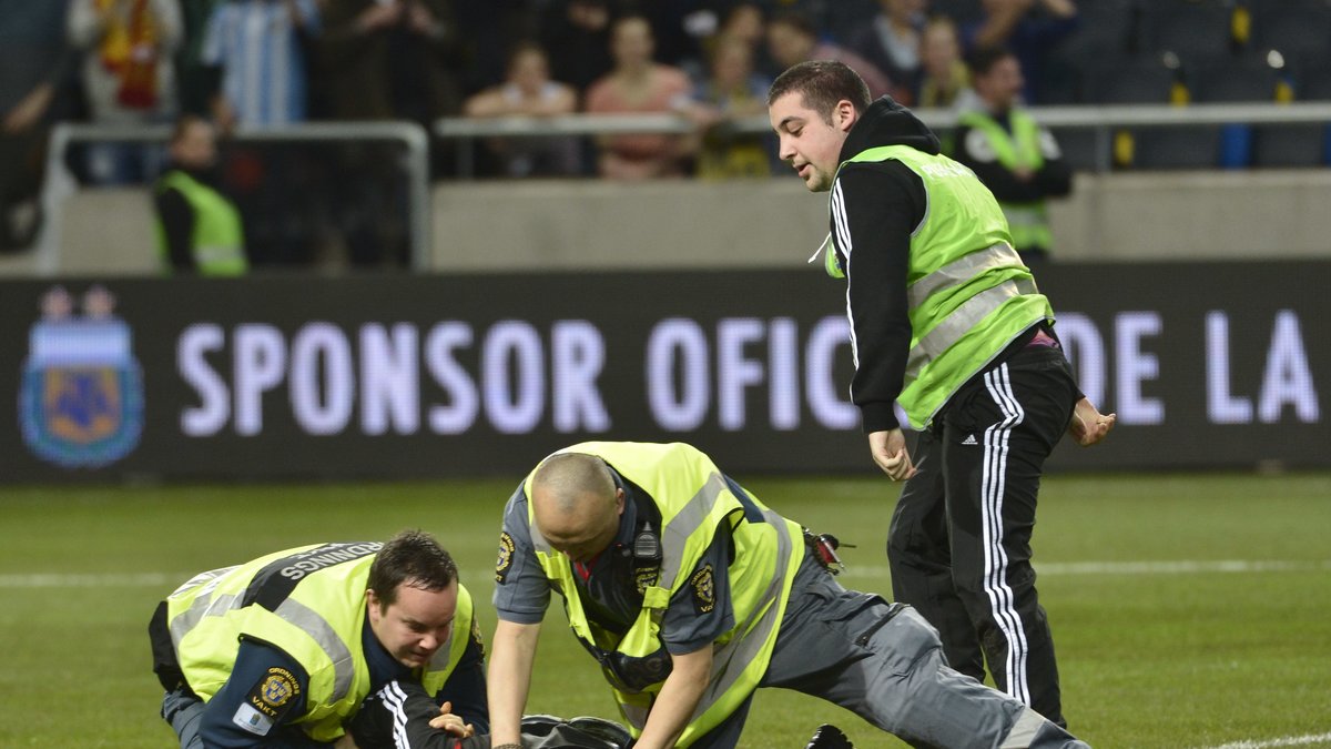 Inför matchen brottades en person ner när han var på väg mot Messi.