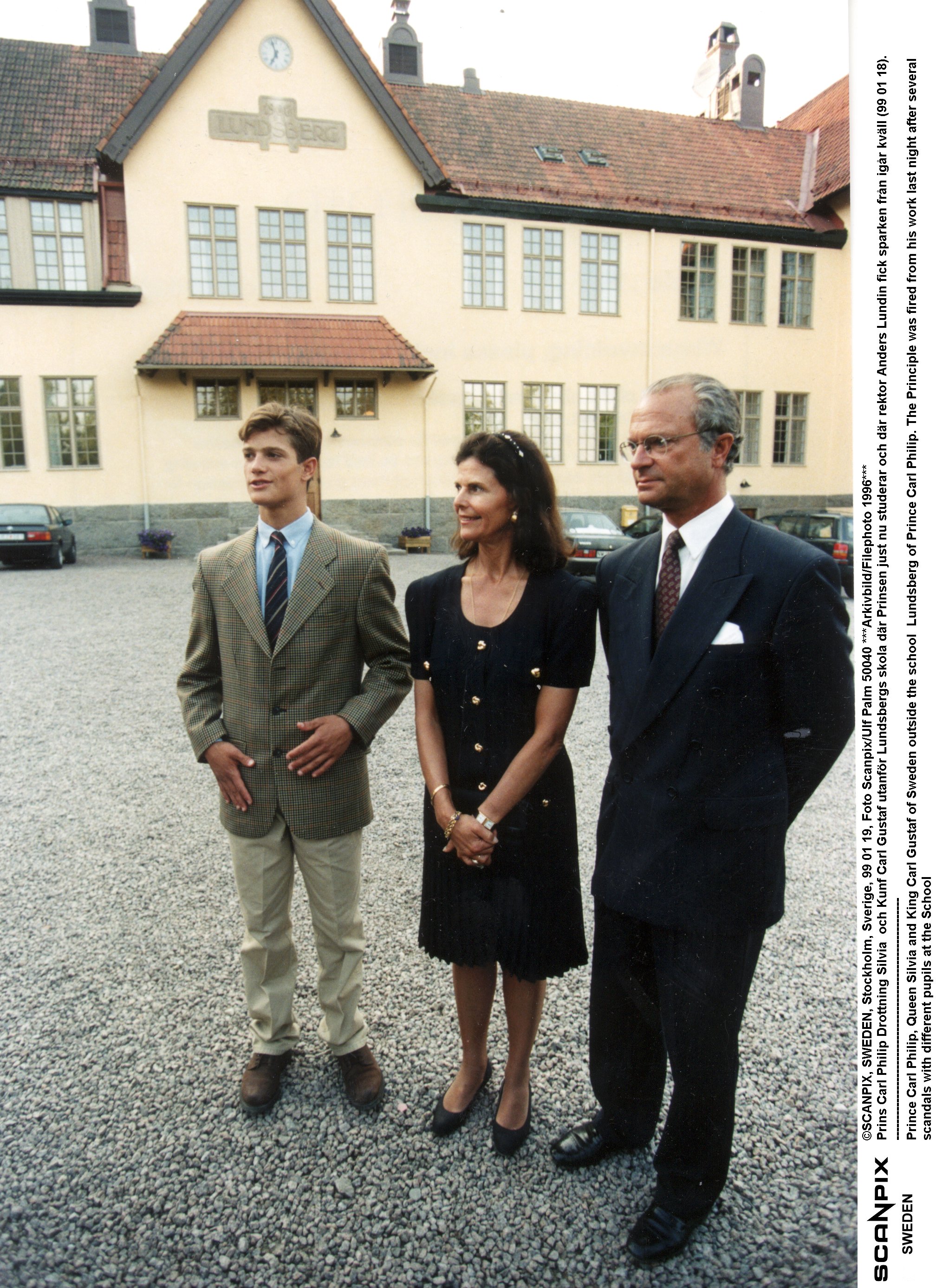 Prinsen, Drottningen och Kungen utanför Lundsbergs skola där Carl Philip gick i gymnasiet.