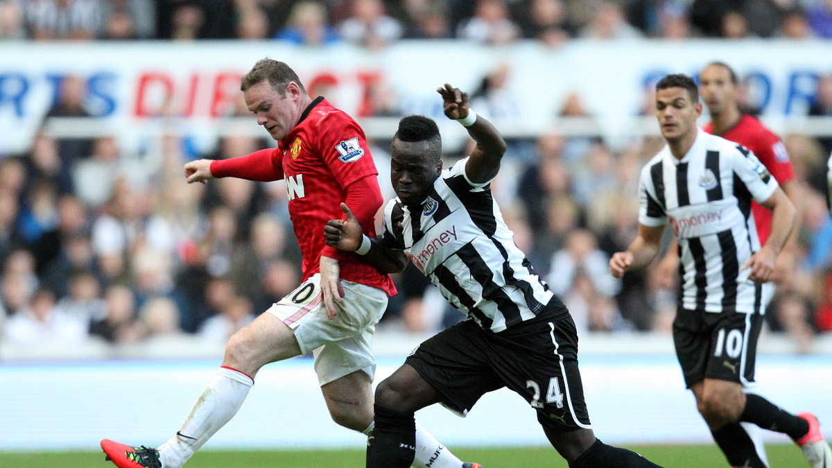 Wayne Rooney i duell med Cheick Tiote.