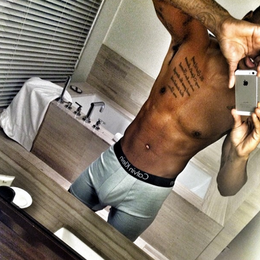 Trey Songz rockar sina Calvins och bjuder på en het selfie från badrummet. Trey Songz rockar sina Calvins och bjuder på en het selfie från badrummet.