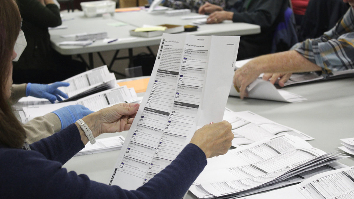 Valarbetare kontrollerar en valsedel i Clackamas County i Oregon. Delstaten tar bara emot poströster.