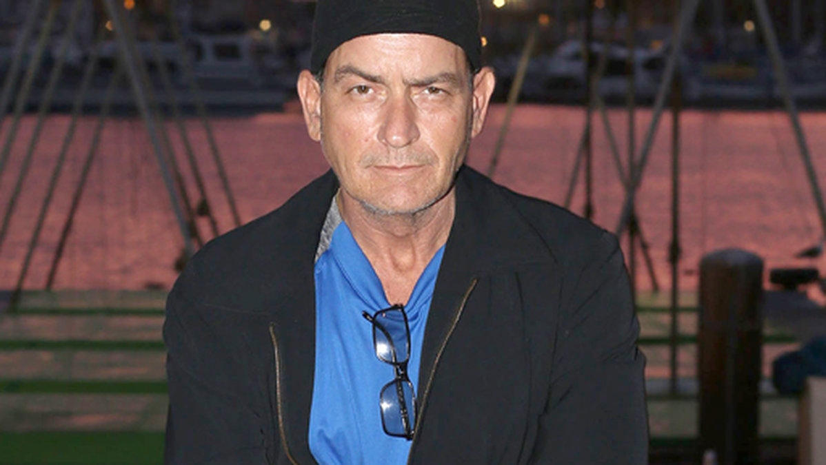 Tidigare hade Charlie Sheen rollen i "Two and a half men". 