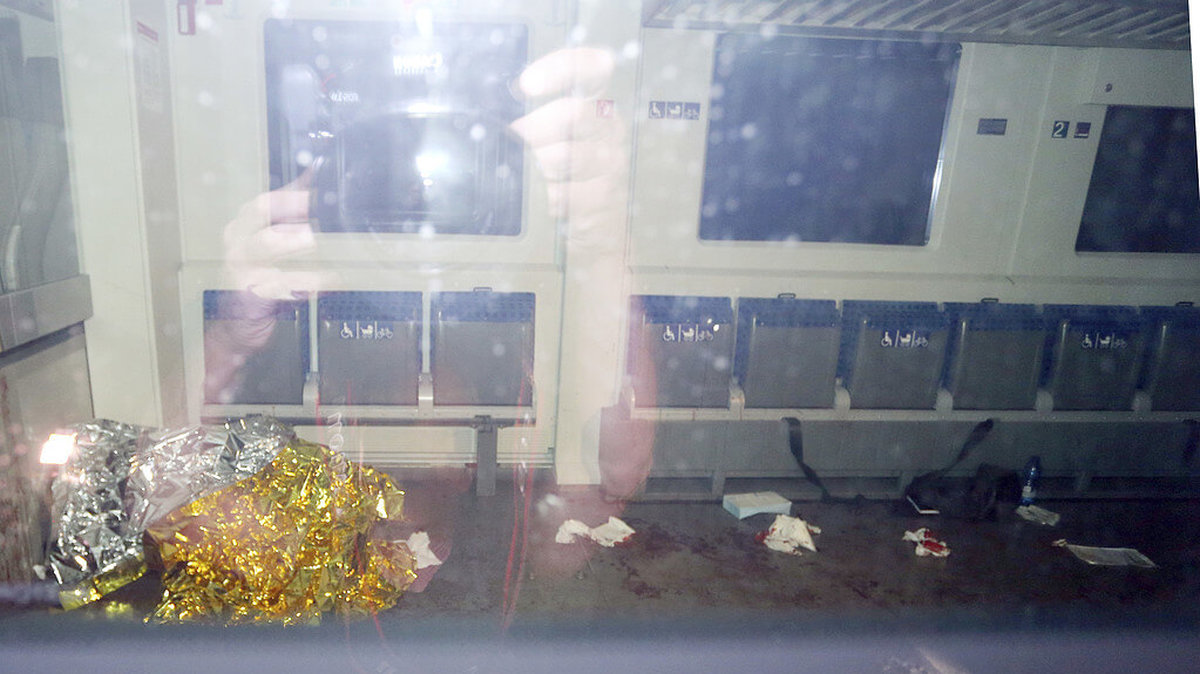 Bild som visar förödelsen i tågvagnen efter attacken. 