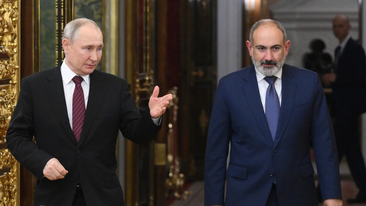Inte längre vänner? Rysslands president Vladimir Putin och Armeniens premiärminister Nikol Pasjinjan under ett toppmöte i Moskva i maj 2023.