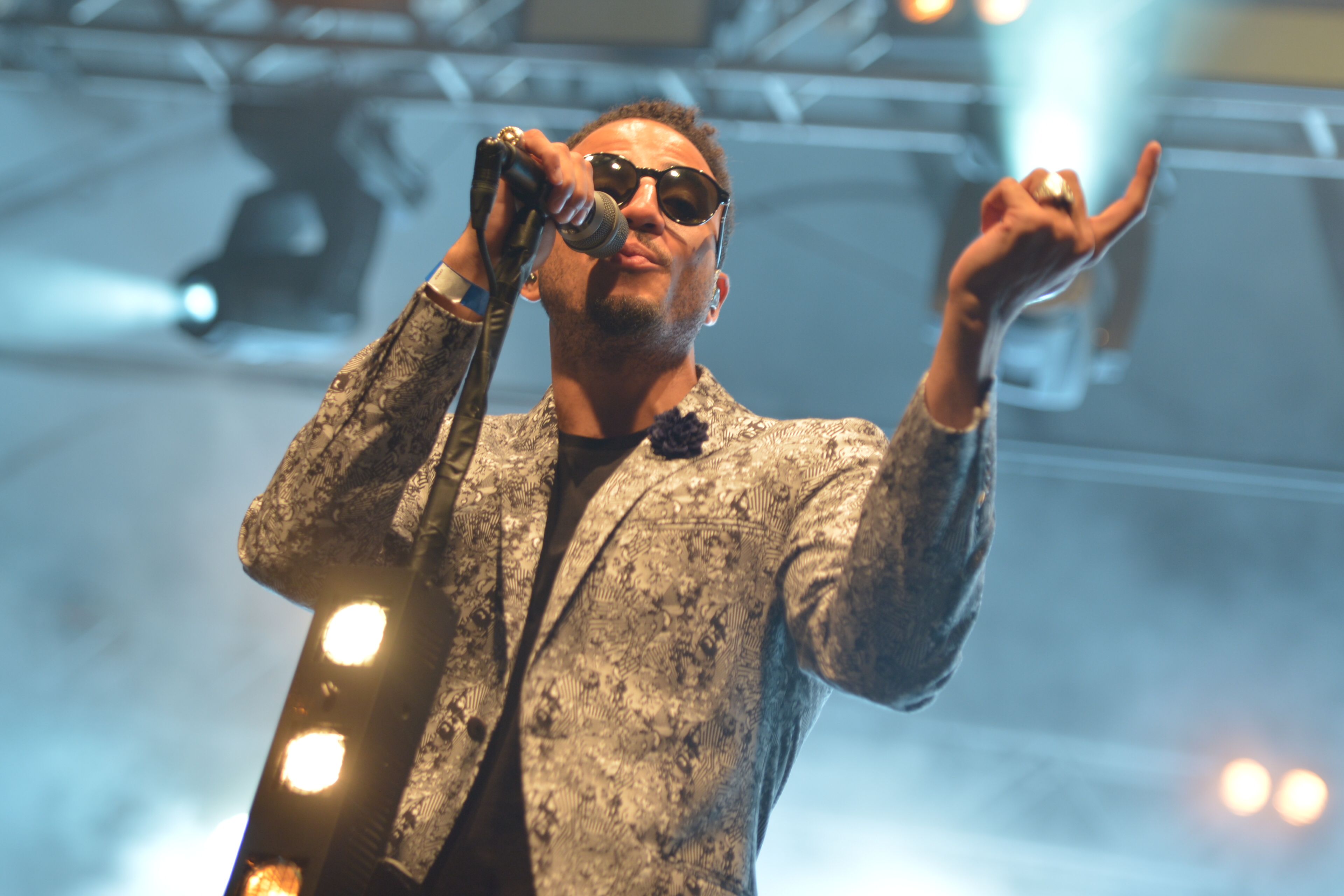 Kim Cesarion leker med publiken. Kim Cesarion leker med publiken.