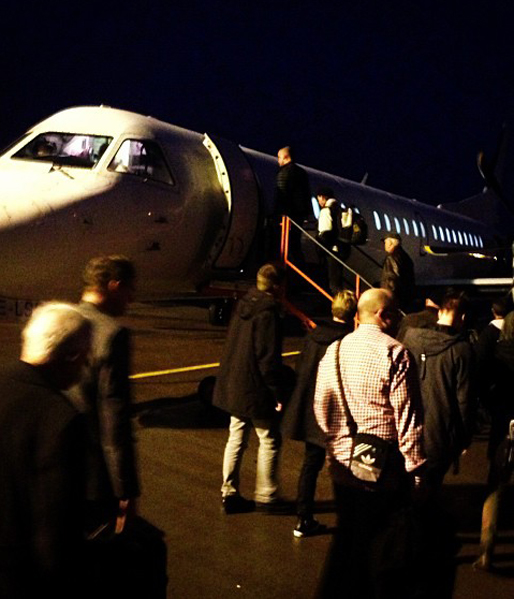 Sedan tog hon flyget till Kalmar för att föreläsa. Läsarna klagade på att hon flög i stället för att åka tåg. Blondinbella svarade enkelt - väg 45 minuter mot fyra timmar. Sedan tog hon flyget till Kalmar för att föreläsa. Läsarna klagade på att hon flög i stället för att åka tåg. Blondinbella svarade enkelt - väg 45 minuter mot fyra timmar.
