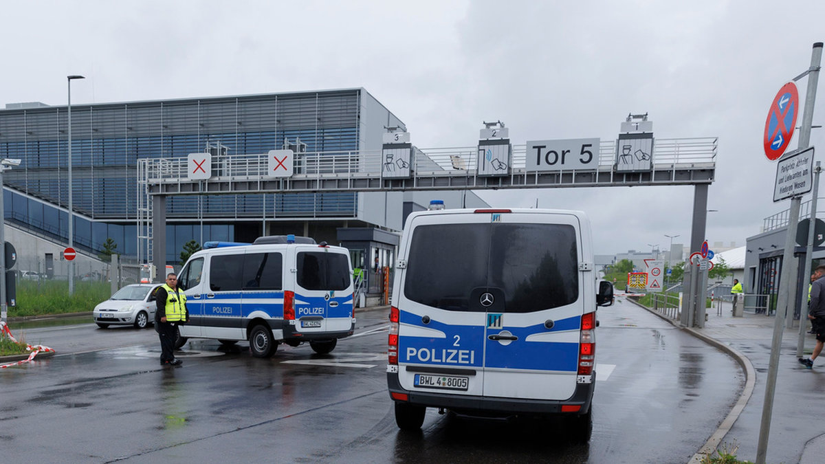 Polis på plats vid fabriken i sydvästra Tyskland där en man öppnade eld på torsdagen.