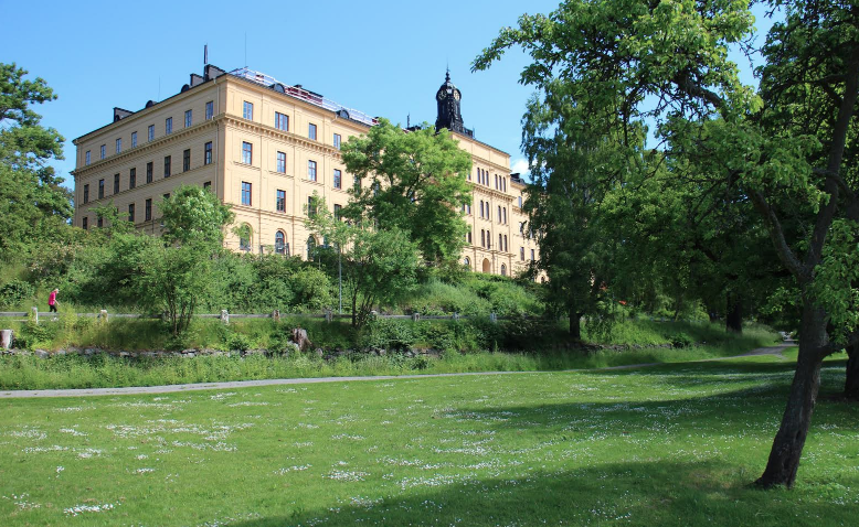Eleverna på Campus Manilla på Djurgården i Stockholm riktar kritik mot Sodexo som skolmatsleverantör.