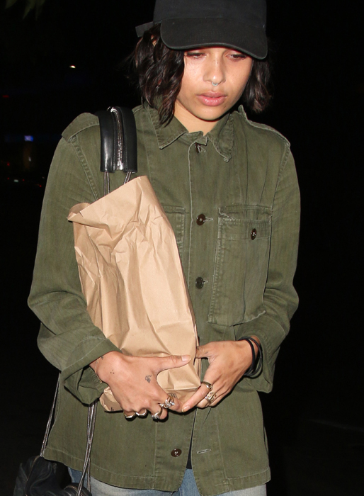Zoe Kravitz anländer till Chateau Marmont med lite alkohol i en papperspåse. Zoe Kravitz anländer till Chateau Marmont med lite alkohol i en papperspåse.