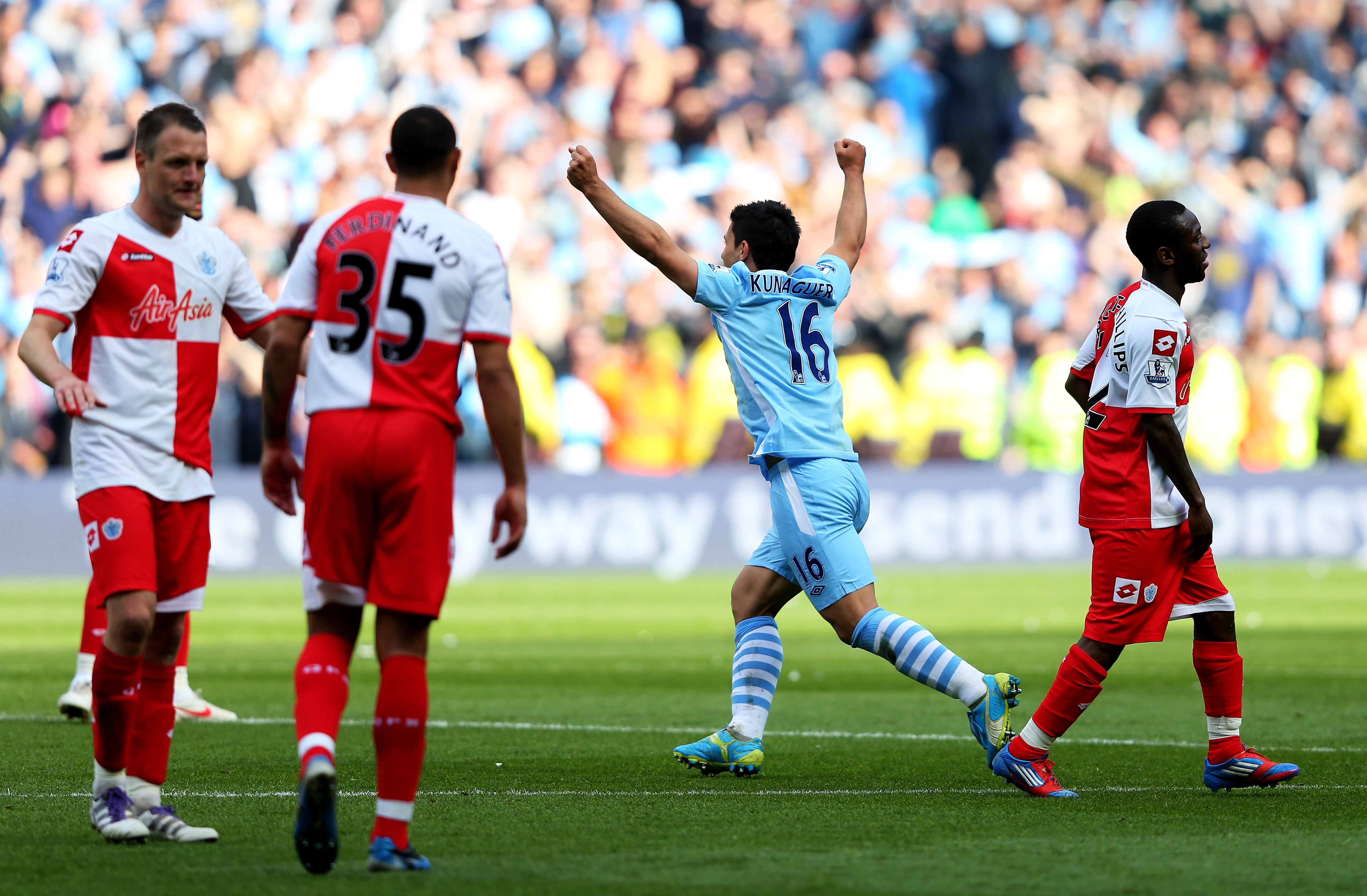 Agüero jublar efter sitt förlösande 3-2-mål. Agüero jublar efter sitt förlösande 3-2-mål.