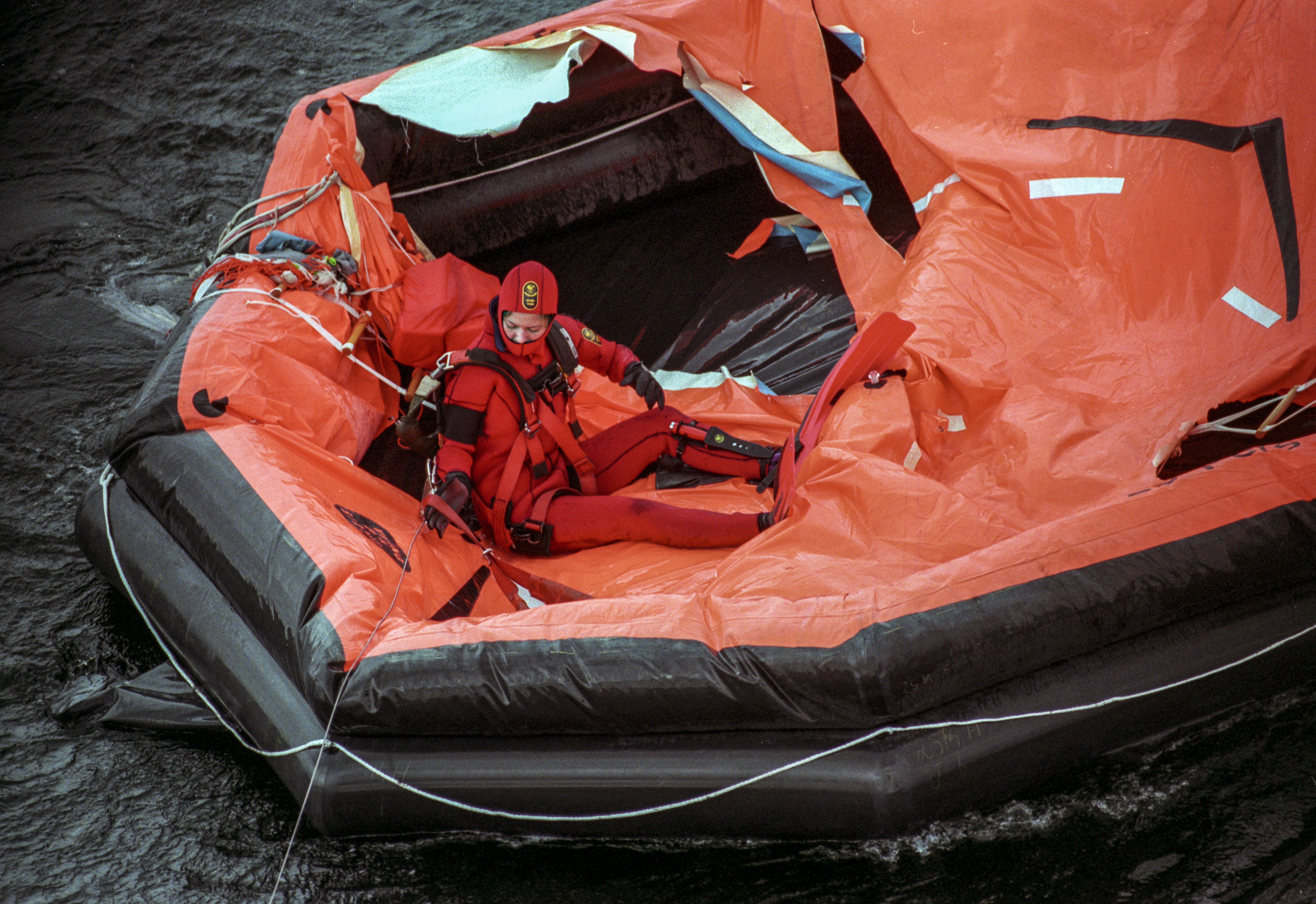 En grodman från räddningspersonalen inspekterar en livflotte i samband med räddningsaktionen under M/S Estonias förlisning. 