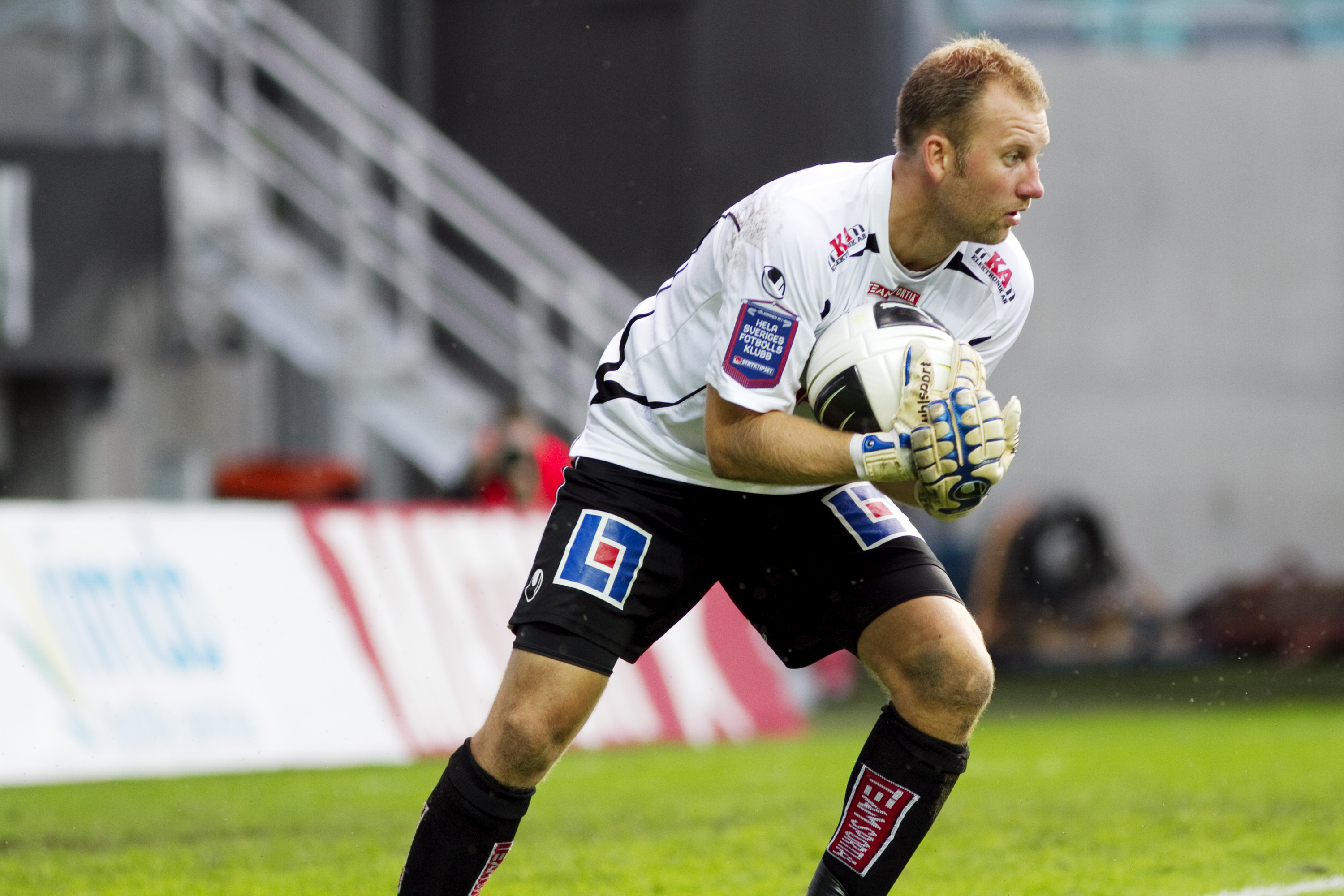 1. Henrik Gustavsson, målvakt. Betyg: 3/5. Stabil målvakt som bara släppte in 31 mål på 30 matcher i superettan. Har spelat samtliga ligamatcher tre raka säsonger. 1. Henrik Gustavsson, målvakt. Betyg: 3/5. Stabil målvakt som bara släppte in 31 mål på 30 matcher i superettan. Har spelat samtliga ligamatcher tre raka säsonger.