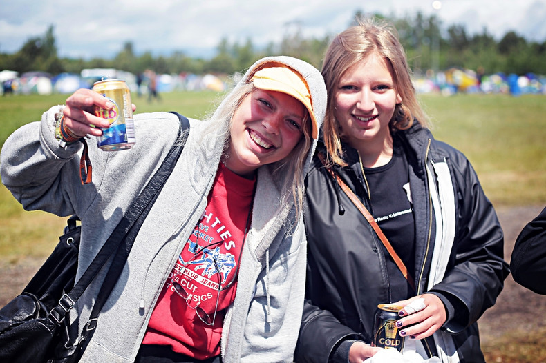 Två tjejer som inte uppskattar MER utan hänger sig åt alkoholförtäring istället. Två tjejer som inte uppskattar MER utan hänger sig åt alkoholförtäring istället.