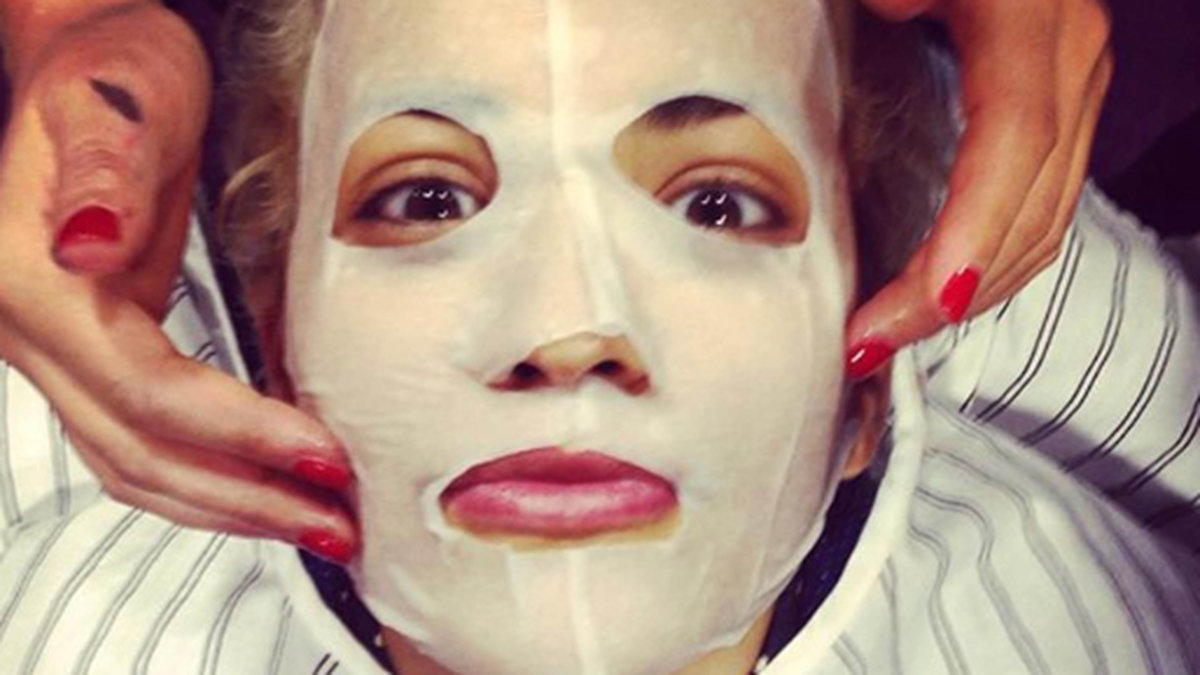 Rita Ora i en läskig ansiktsmask. 