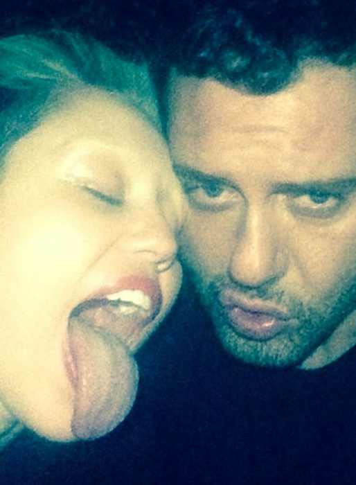 Miley visar sina blekta ögonbryn och lipar. Miley visar sina blekta ögonbryn och lipar.