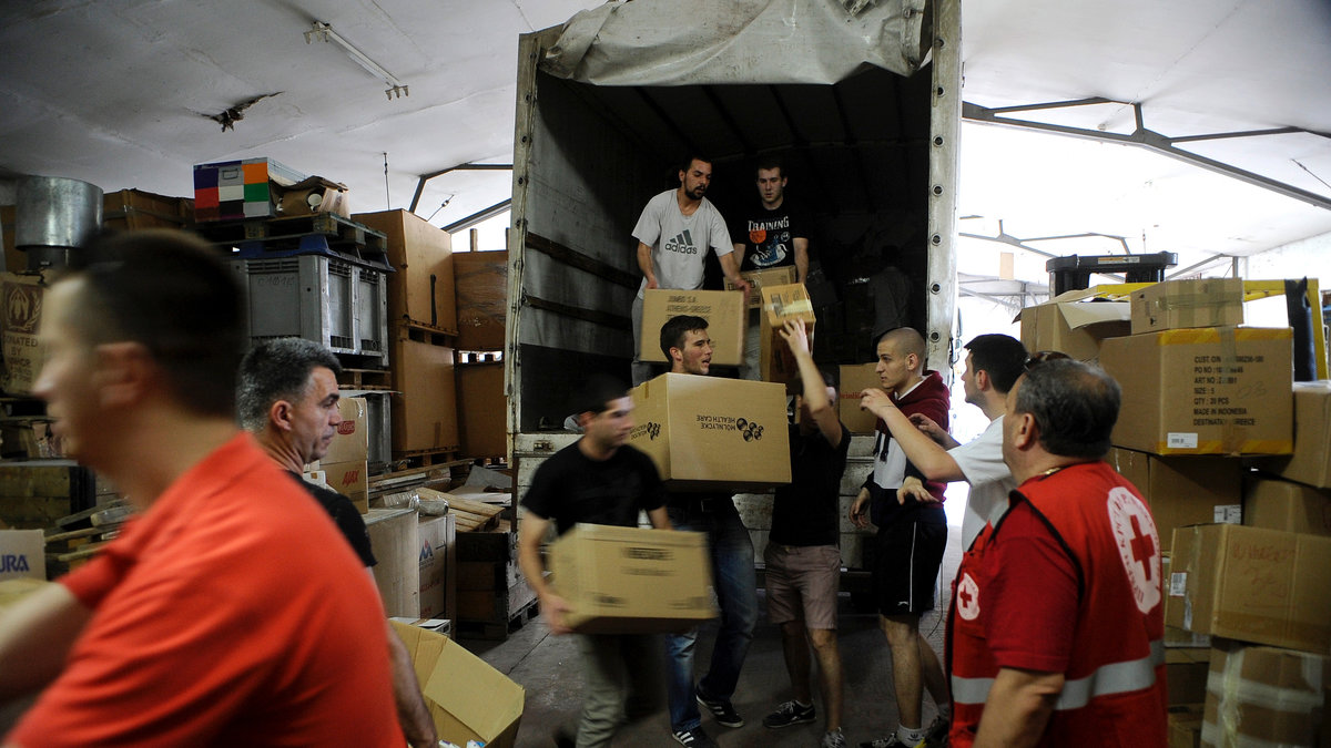 Volontärer från Röda Korset som packar ner varor som människor från Makedonien har samlat in.