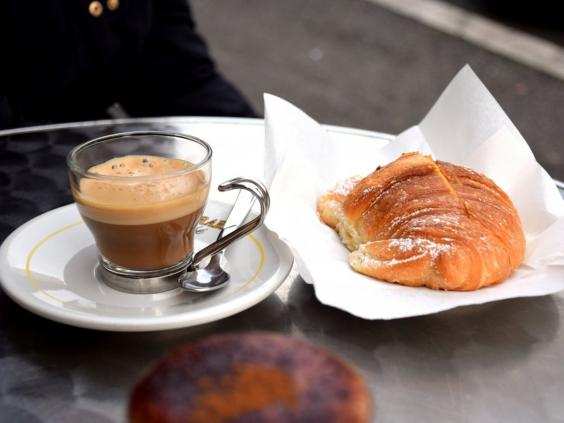 ITALIEN. Brioche och cappuccin – så börjar många italienare sin dag. Briochen får gärna innehålla lite sylt eller choklad. ITALIEN. Brioche och cappuccin – så börjar många italienare sin dag. Briochen får gärna innehålla lite sylt eller choklad.