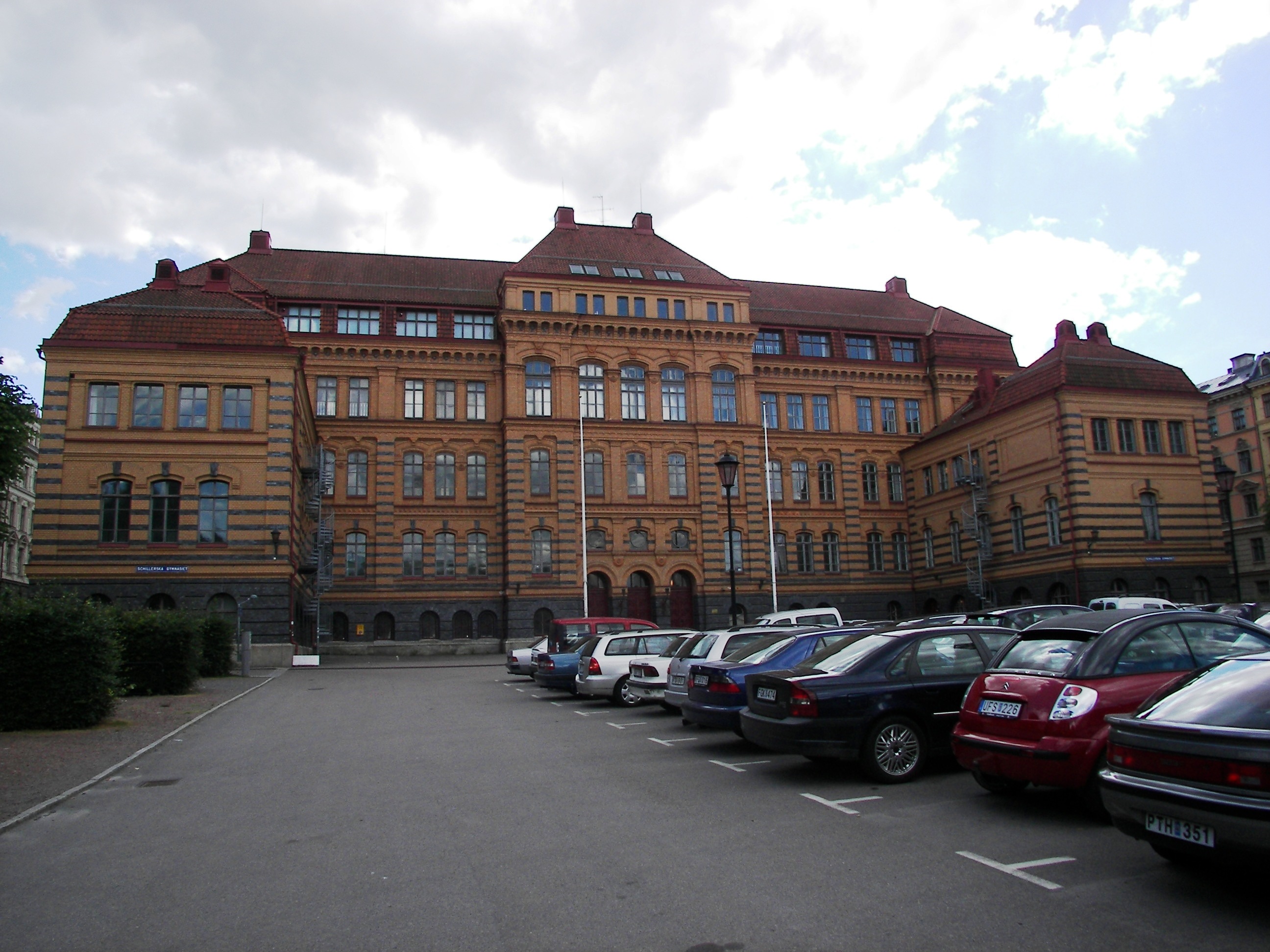 Här på Schillerska gymnasiets skolgård kunde de tre unga gärningsmännen gripas.