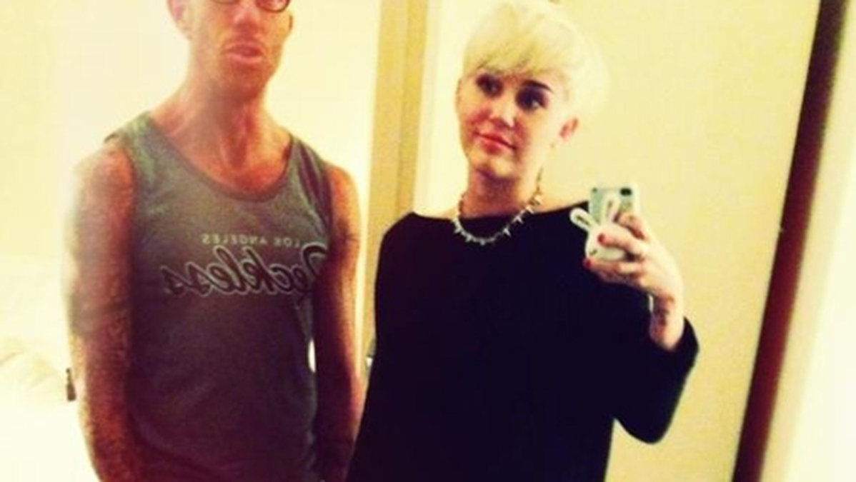 Miley tillsammans med sin frisör. 
