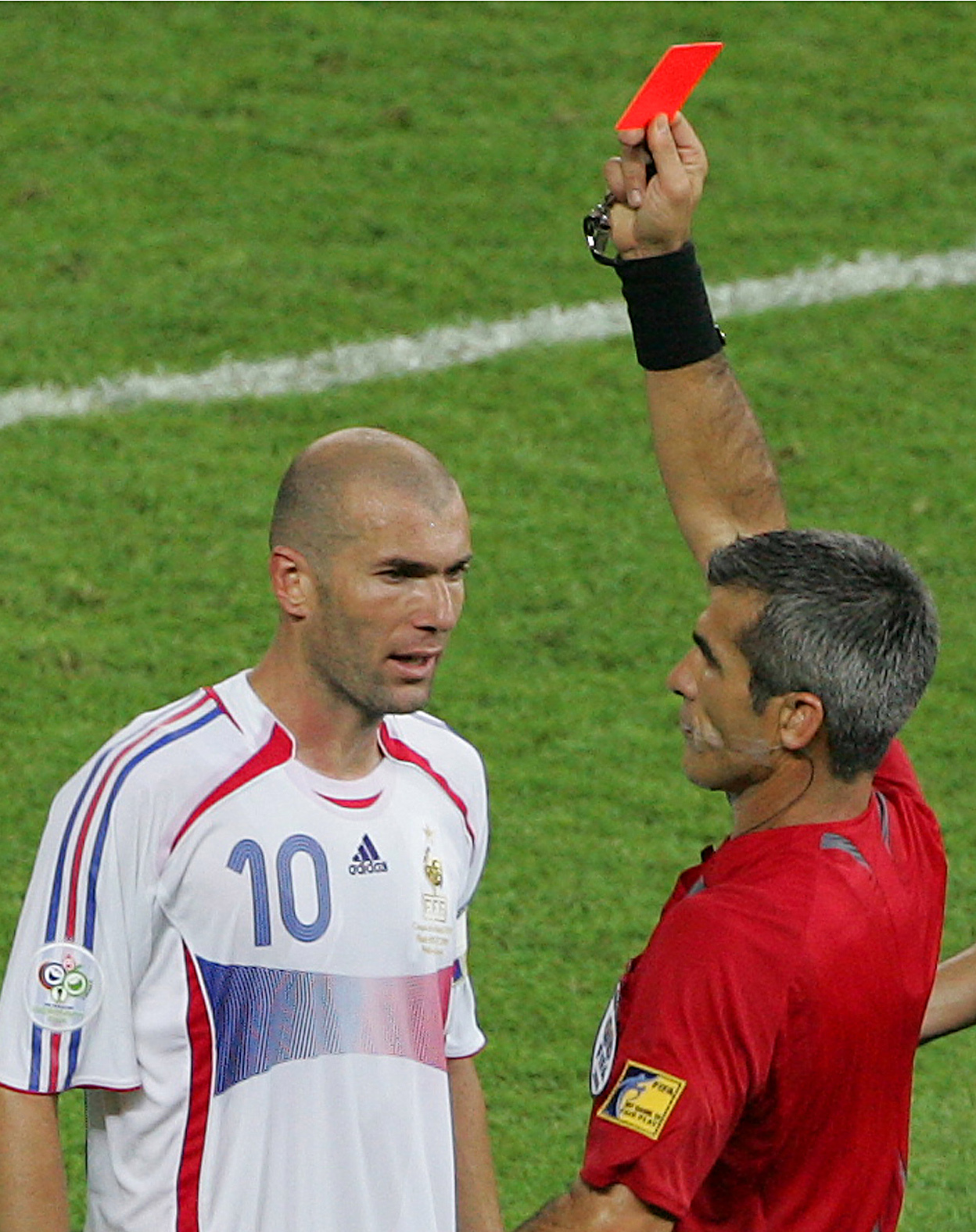 Zidane får syna det röda kortet i sin sista match. 
