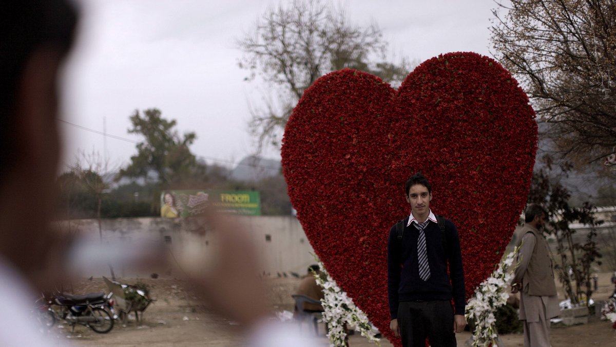 En ung pakistansk man bär upp ett jättehjärta.