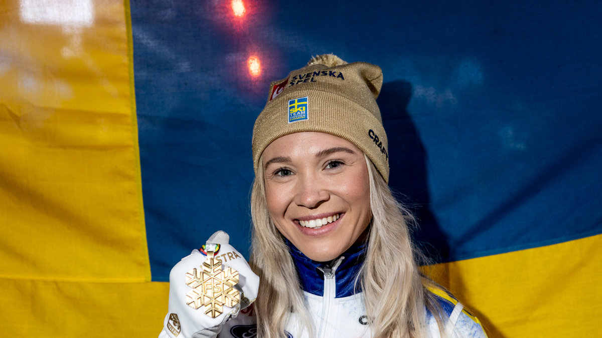 Jonna Sundling med en av sina VM-guldmedaljer.