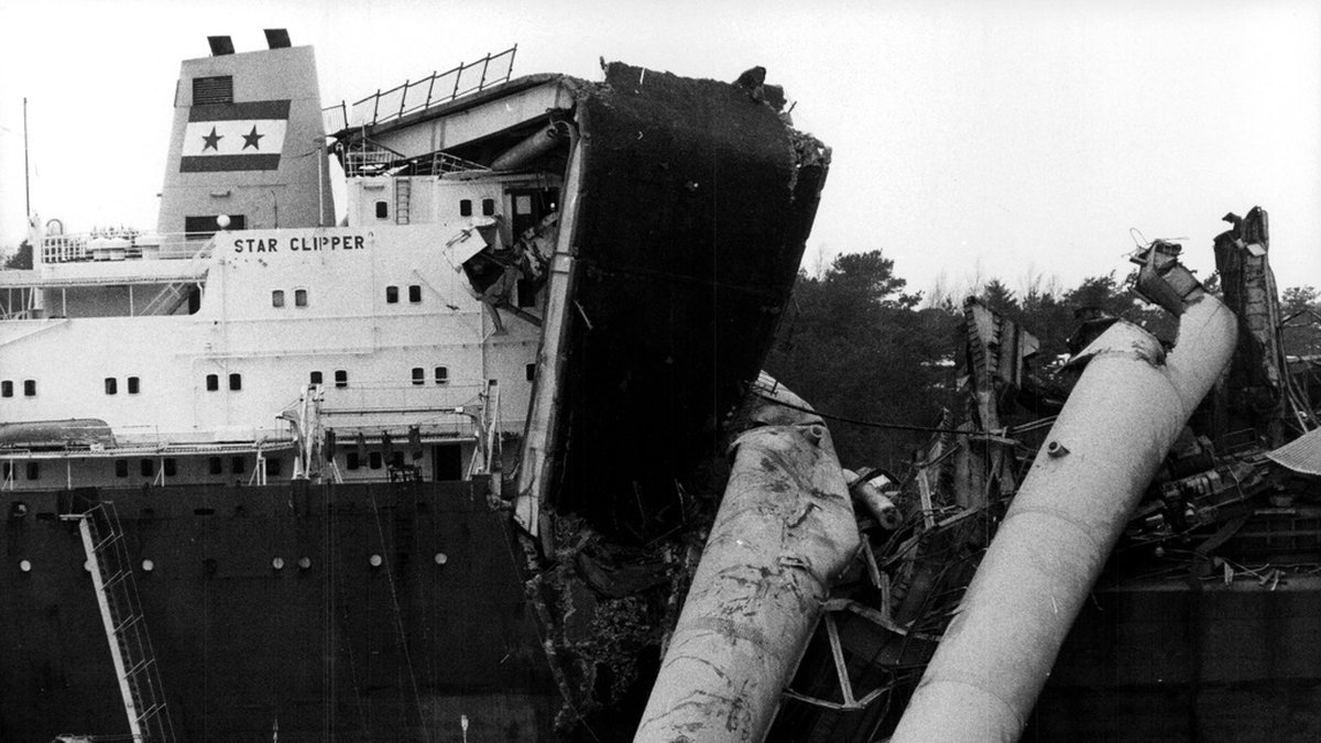 Två av bropelarna och delar av bron hamnade över fartyget Star Clipper när det körde in i bron mellan Tjörn och fastlandet i januari 1980.