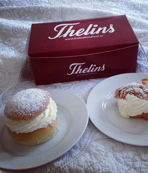 Hon tackade med att köpa semlor. Hon tackade med att köpa semlor.
