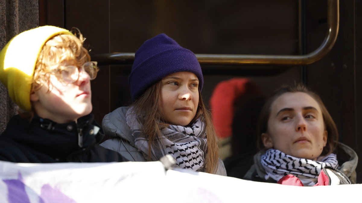 En grupp personer, majoriteten ungdomar, blockerade ingångar till Riksdagshuset på måndagen.