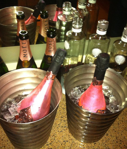 Mer champagne. det tar aldrig slut. Mer champagne. det tar aldrig slut.