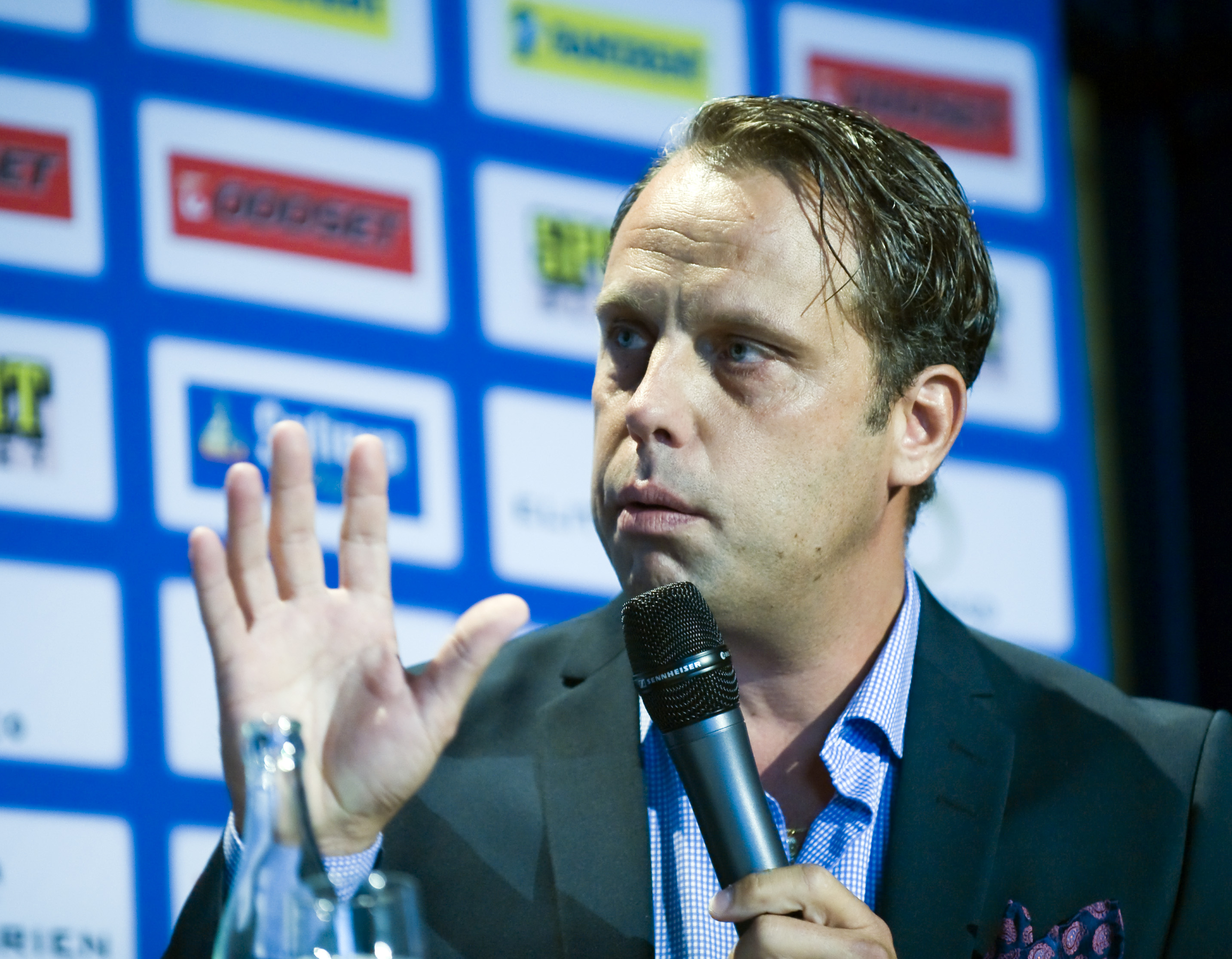 Hockeyligans nye VD Jörgen Lindgren presenterade de viktigaste punkterna för att höja statusen på elitserien under tisdagens upptaktsträff.