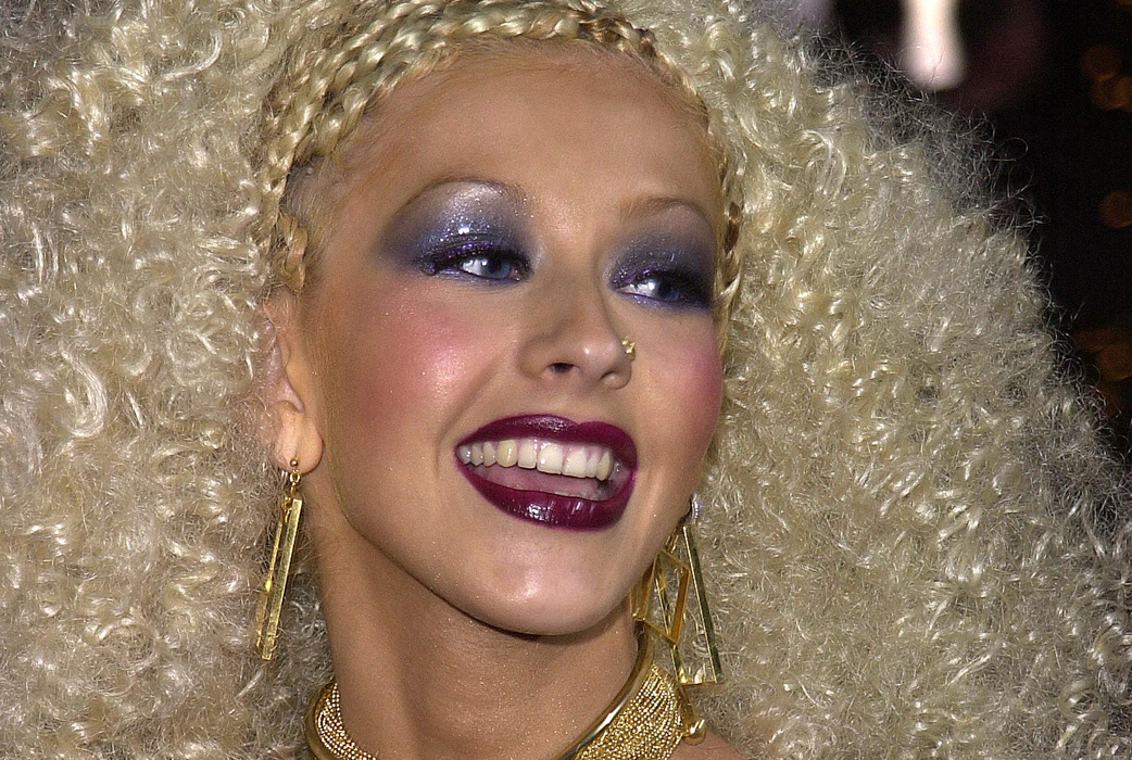 Någon spillde ut hela Barbies sminkpalett i Christina Aguileras ansikte. Någon spillde ut hela Barbies sminkpalett i Christina Aguileras ansikte.