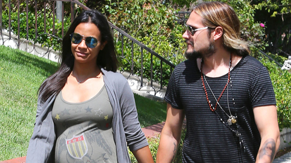 Skådespelerskan Zoe Saldana visar sin bebisbula när hon tar en promenad med maken Marco Perego i Beverly Hills. 