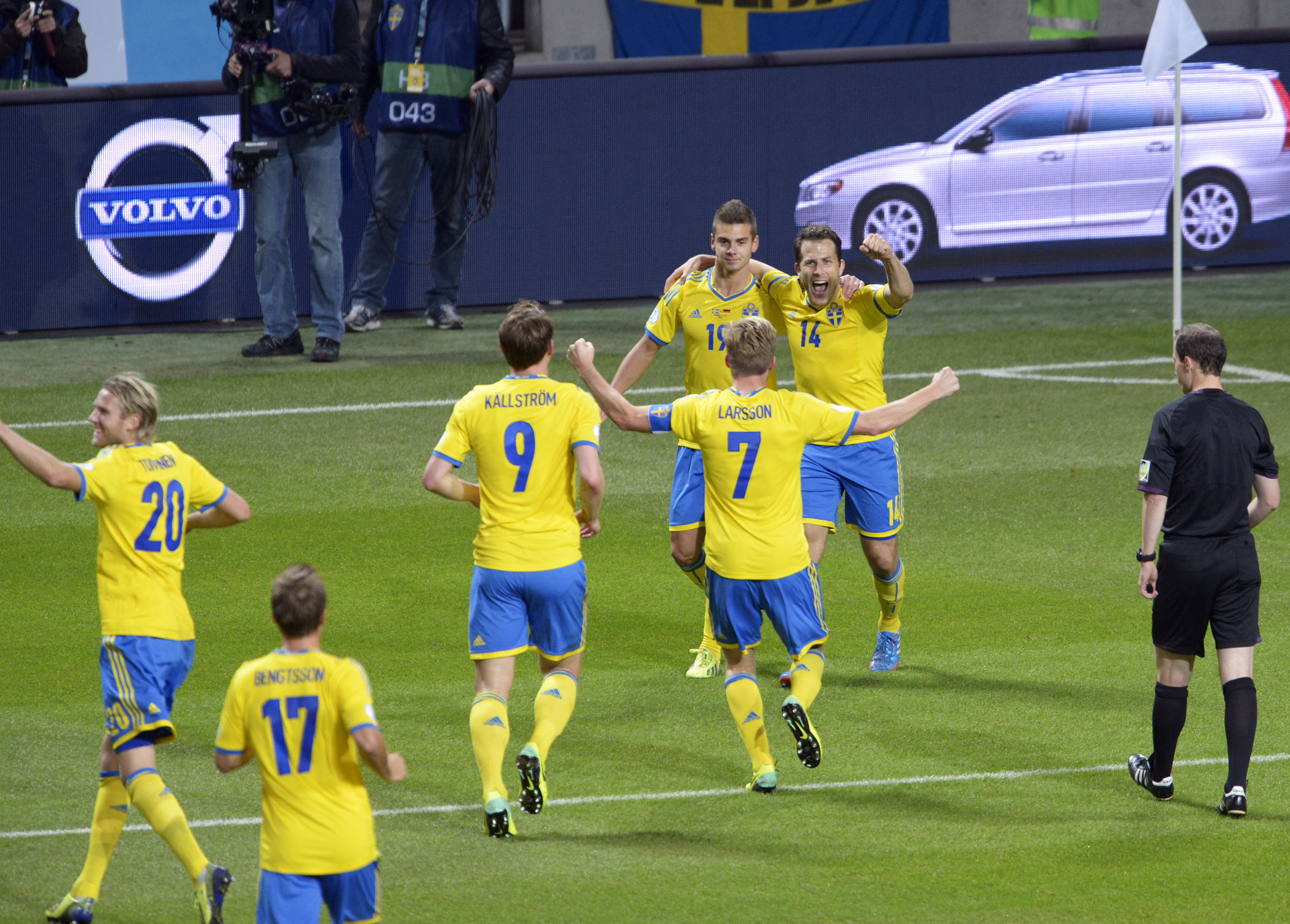 Hysén firar sitt mål med övriga spelare. Hysén firar sitt mål med övriga spelare.