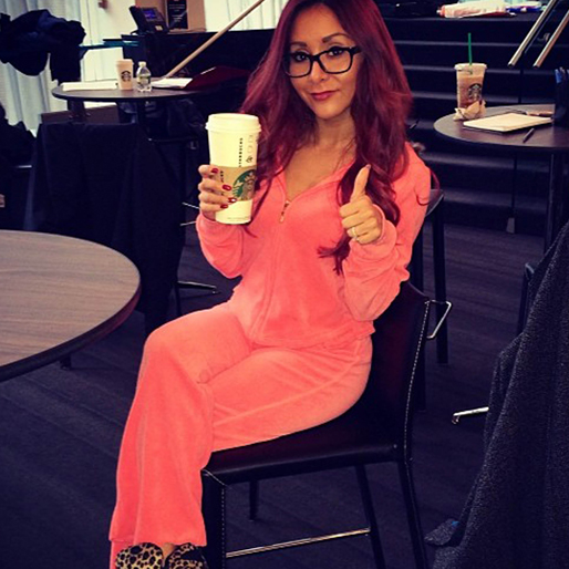 Snooki myser med en kaffe. Snooki myser med en kaffe.