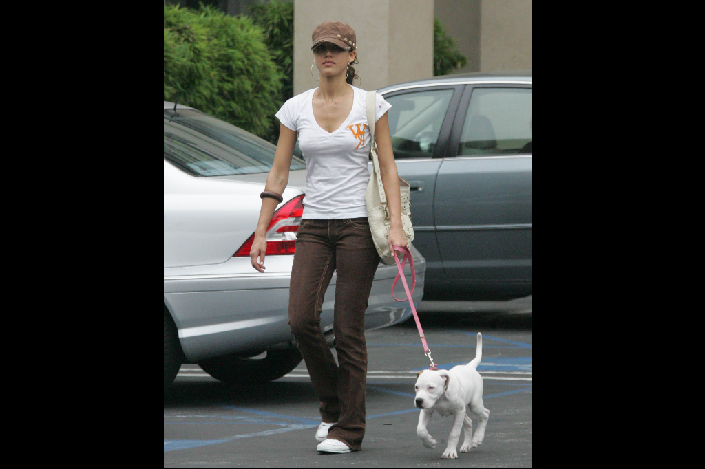 Jessica Alba på promenad med vovven.