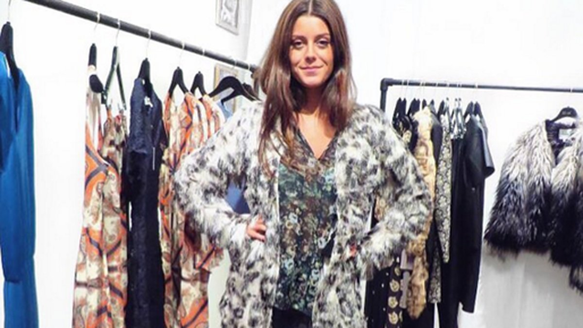 Bianca Ingrosso testar kläder i ett showroom. 