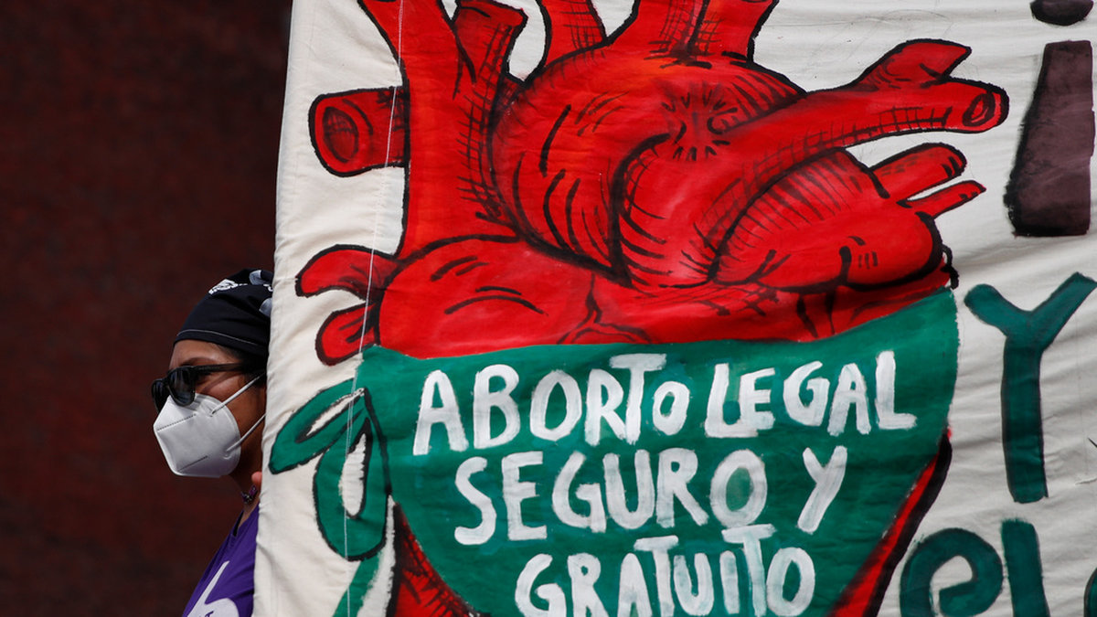 En kvinna demonstrerar för fri abort i Mexiko inför onsdagens beslut.