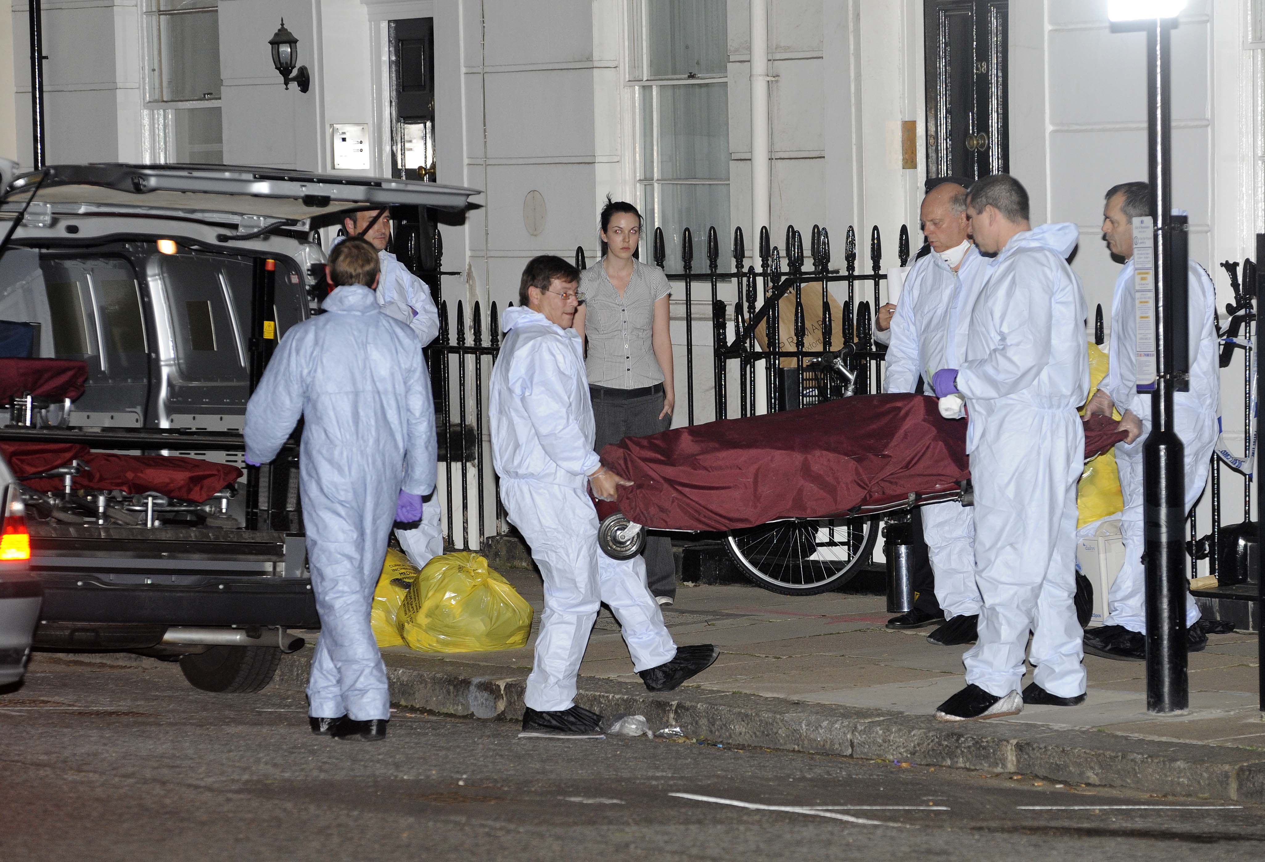 Gareth Williams kropp förs ut från hans lägenhet i London. 
