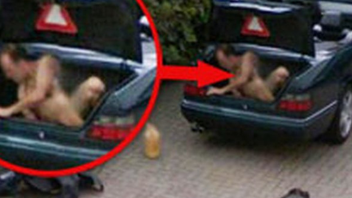 En naken i en backlucka med en till synes död hund liggandes på gatan? Nog är bilden konstig. Så konstig att Google tagit bort den.